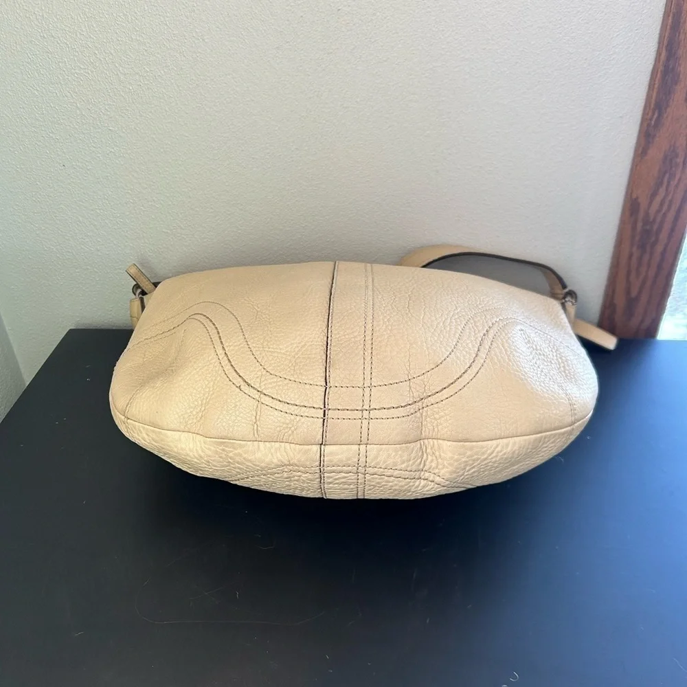 Coach Leather Soho Hobo Slouchy Shoulder Bag Cream Style F10907